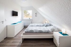 Schlafzimmer mit Doppelbetten